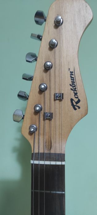 Електрическа китара Rockburn + усилвател Stagg + стойка – комплект