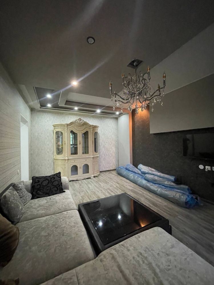 Oybek 4 xonalik kvartira 4/7/9. Evro remont 100m2 balkon 2/6