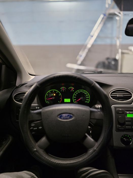 Vând sau schimb cu duba Ford Focus 1.6i 2006