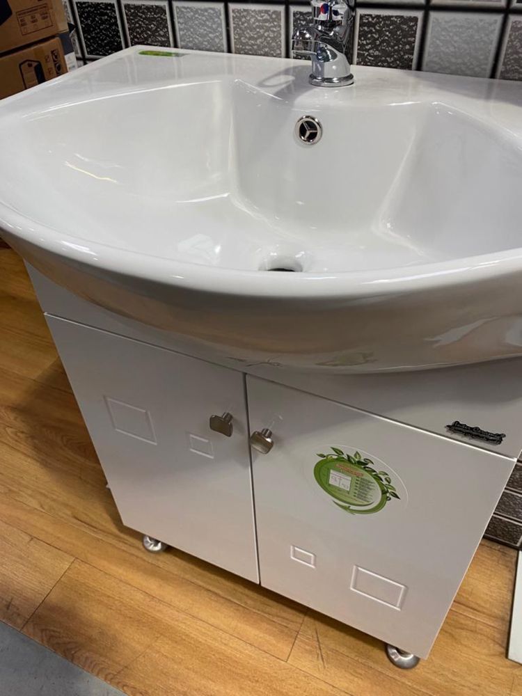 Долен шкаф с мивка за баня