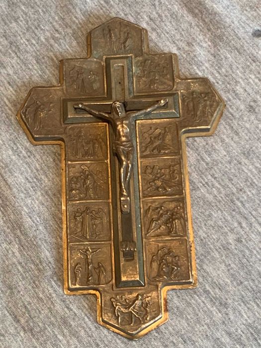 старо стенно разпятие, изобразяващо Кръстния път