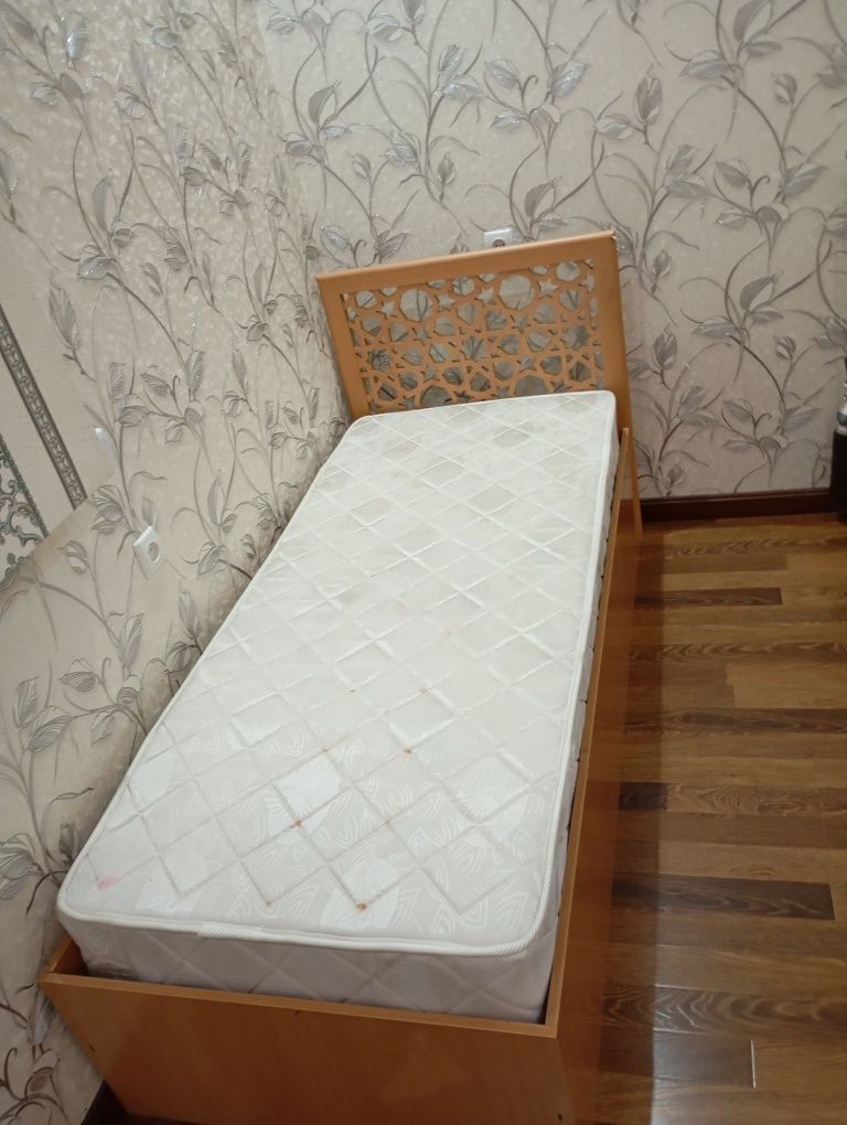 1 kishilik divan sotiladi