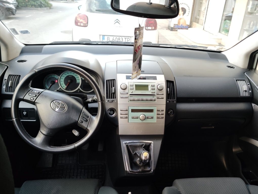 Продавам Toyota corolla verso 1.6 110 к.с vvti