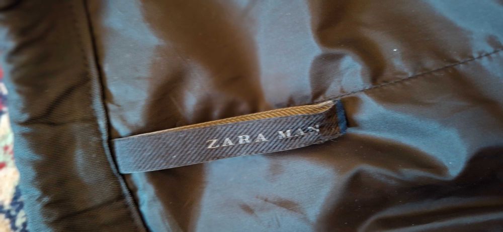 Geaca de barbati de toamna Zara, impecabila, neagra, un pic lucioasa.