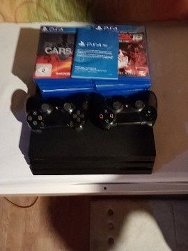 Vand PS4 pro pret 250€ negociabil,11 jocuri +2 console