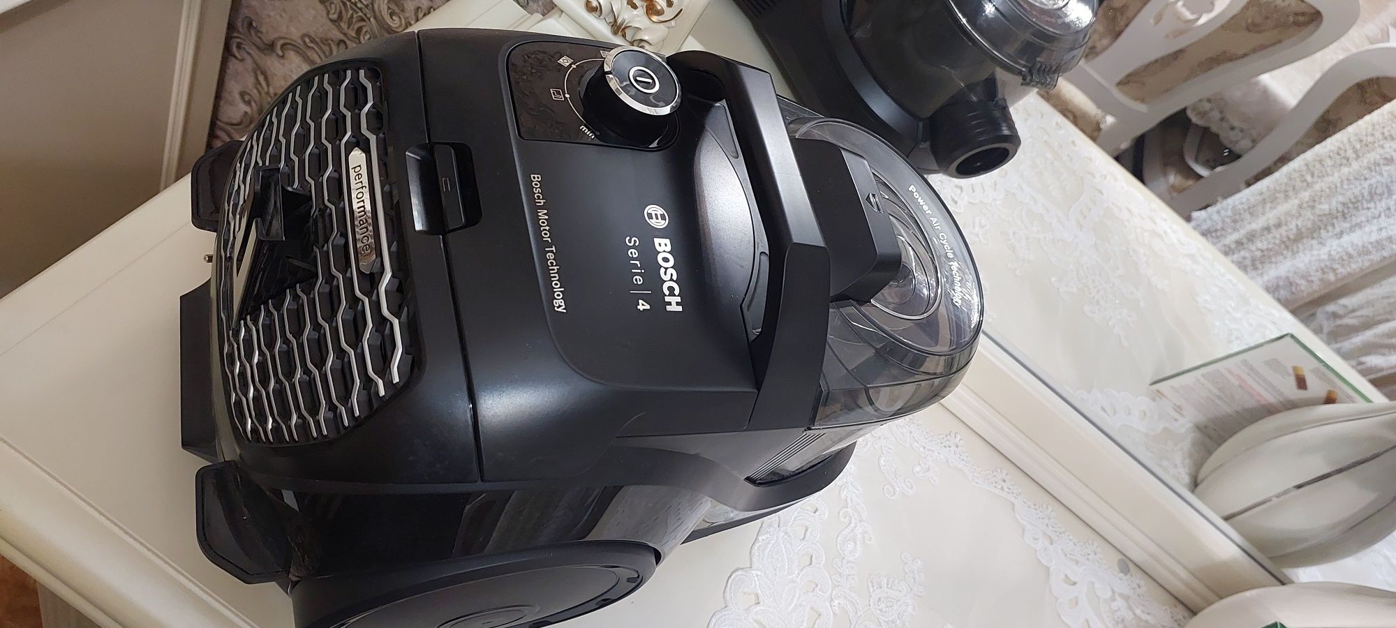 Пылесос BOSCH Serie 4 BAGLESS