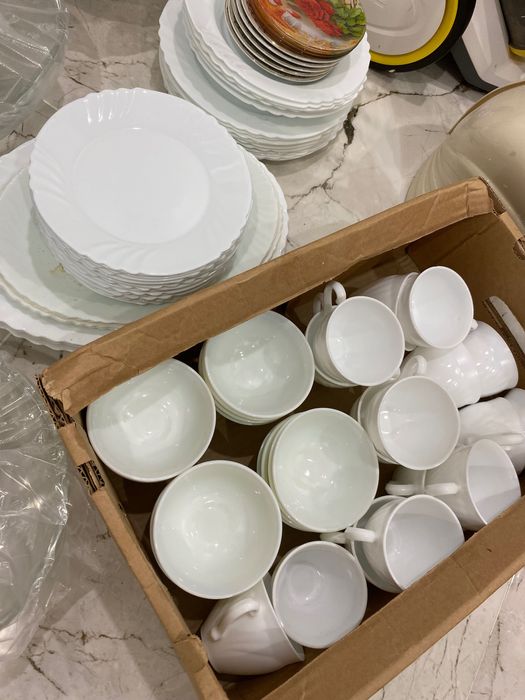 Посуда, тарелки, чашки, кесешки