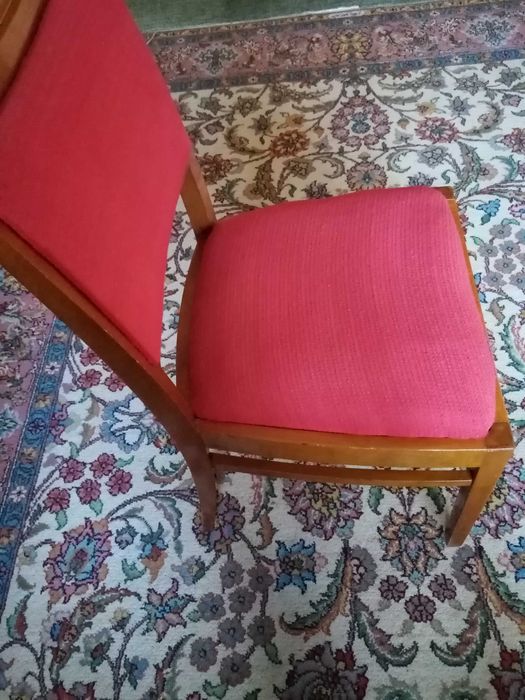 scaun tapitat rosu