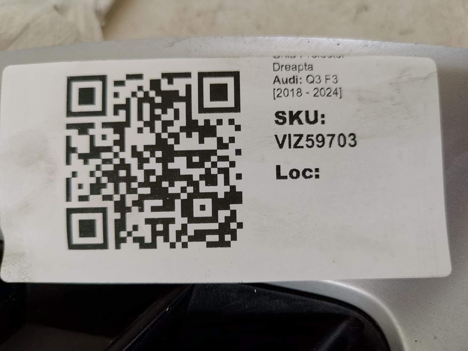 Ауди Q3 / Audi Q3 [ - ] Оригинална дясна решетка на проектора в добро