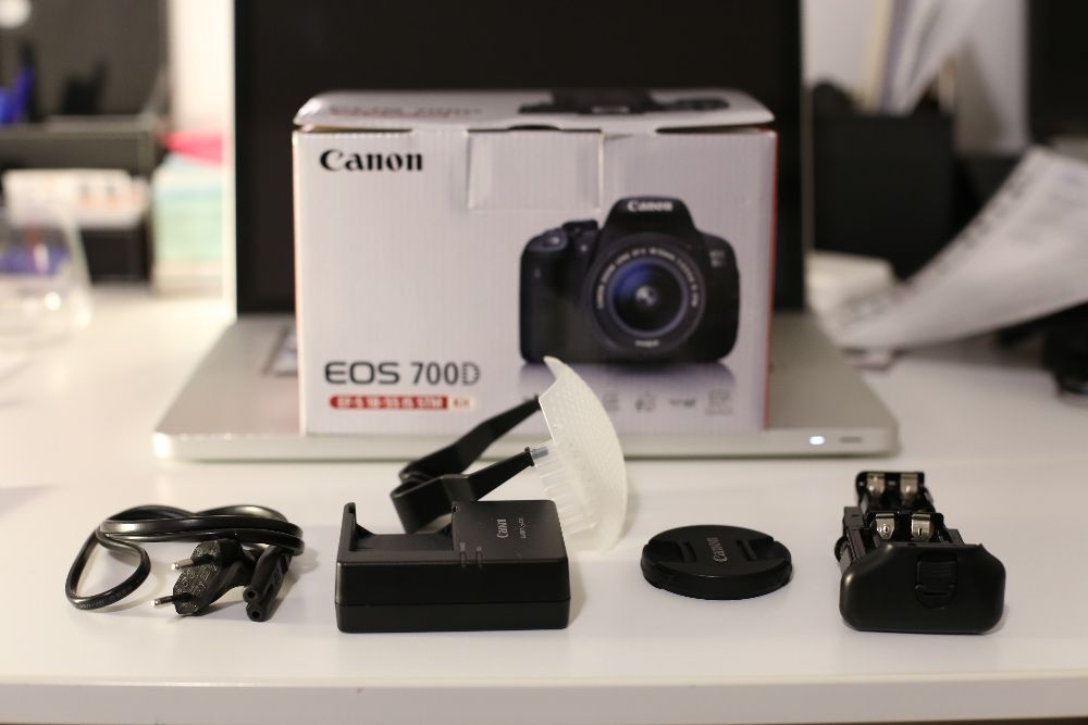 Camera Canon DSLR 700D body + grip + accesorii
