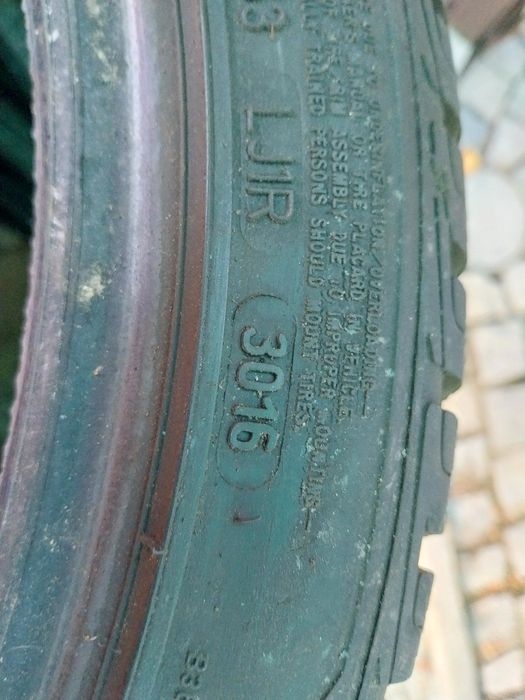 Продавам зимни гуми 215/45/17 Goodyear