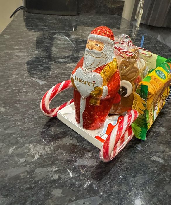 Коледни подаръчни комплекти – ръчно декорирани меденки и изненади