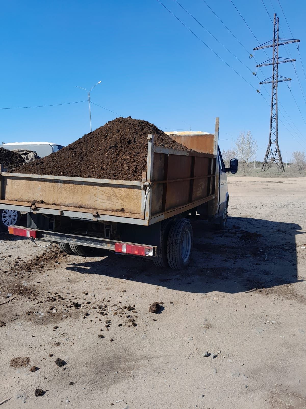 Перегной
Плодородка
Песок речной

так же вывоз мусора.
уголь