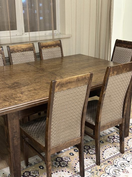 Продам деревянный стол с 9 стульями.