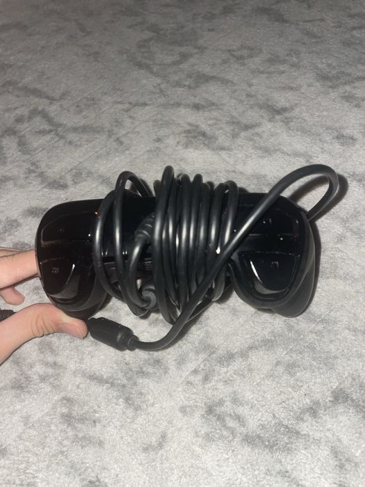 Manetă PS4 cu fir – Stare bună, funcționează perfect