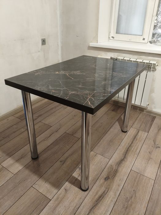 Продается кухонный стол в идеальном стоянии