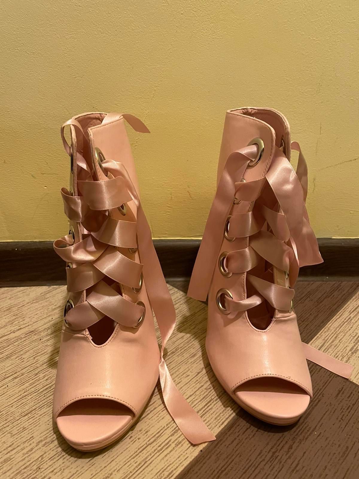 Дамски розови обувки