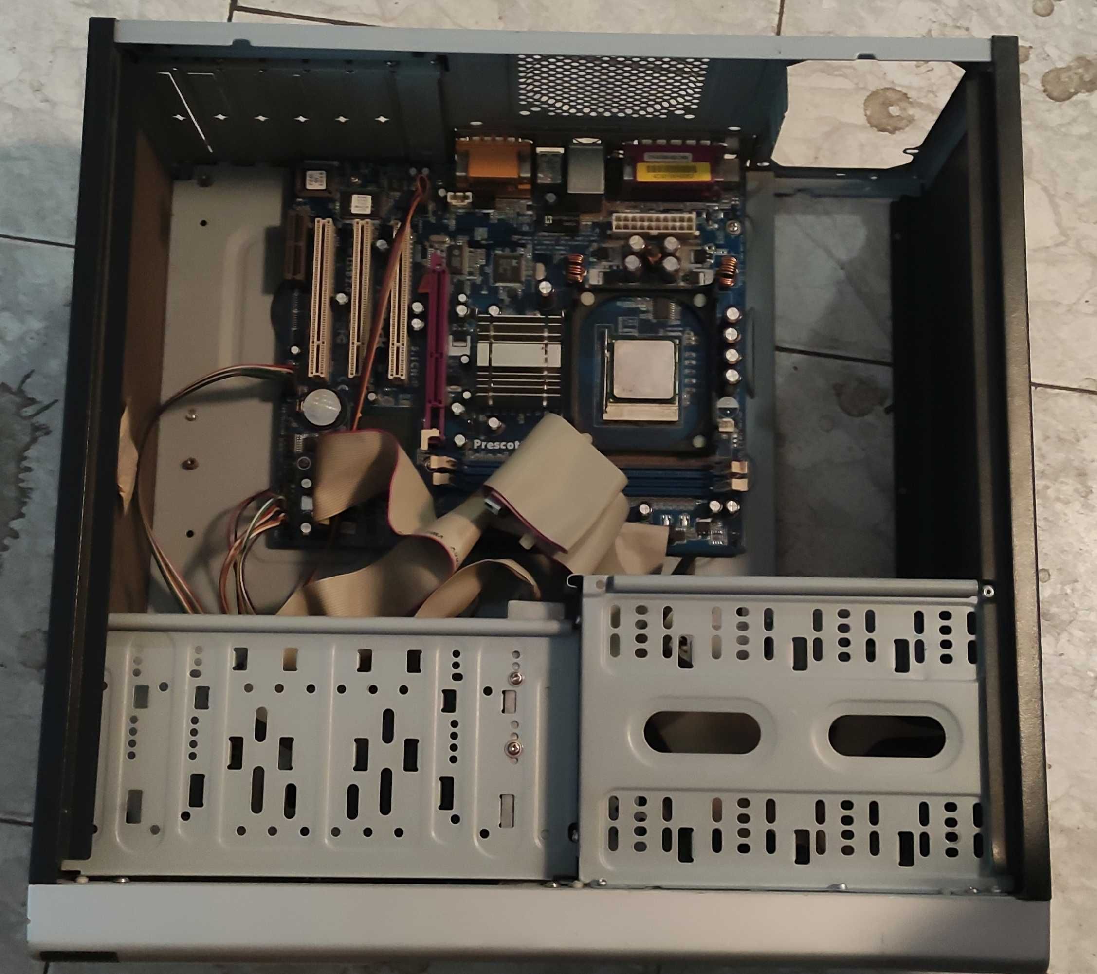 Кутия за PC с дъно, процесор, охлаждане и флопи