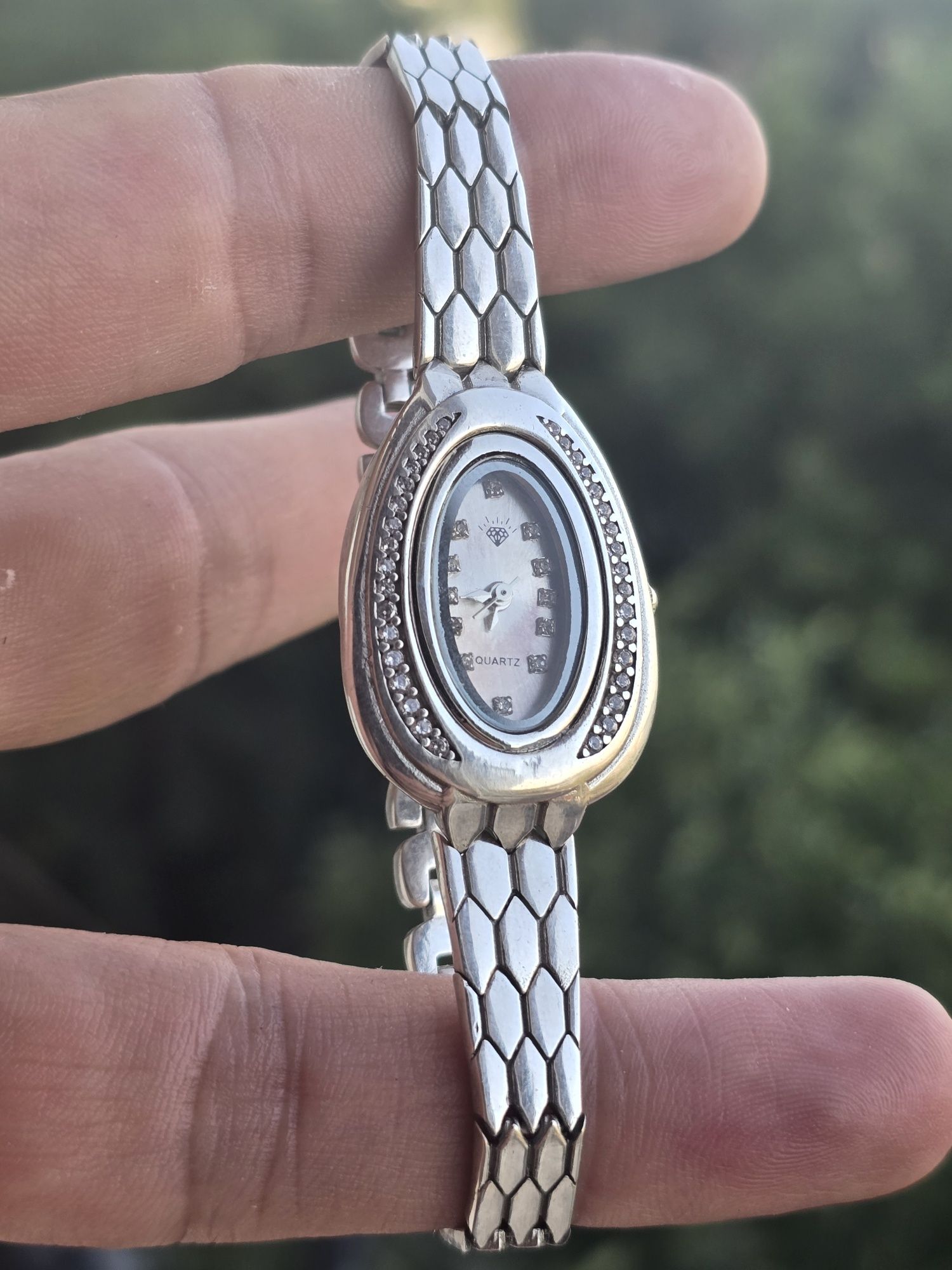 Женские серебряные часы.