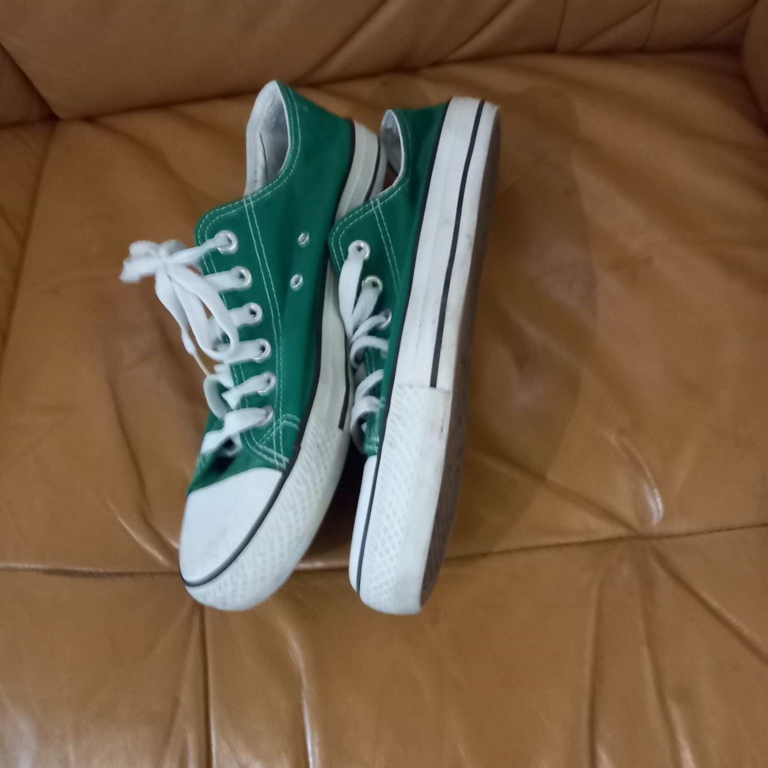 Teniși Converse mărimea 43 noi de culoare verde.