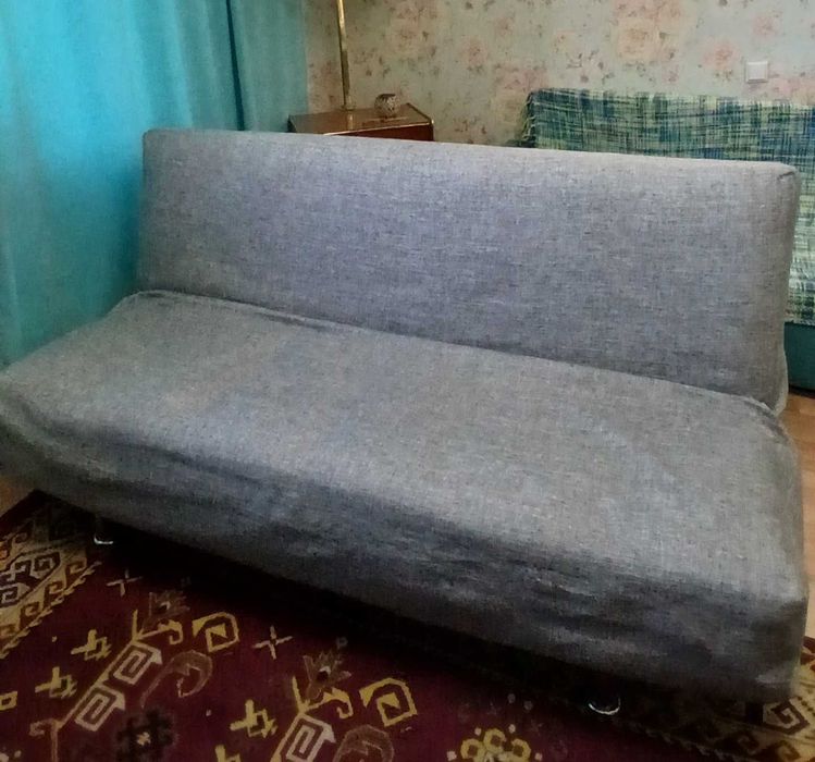 Диван с чехлом и два кресла