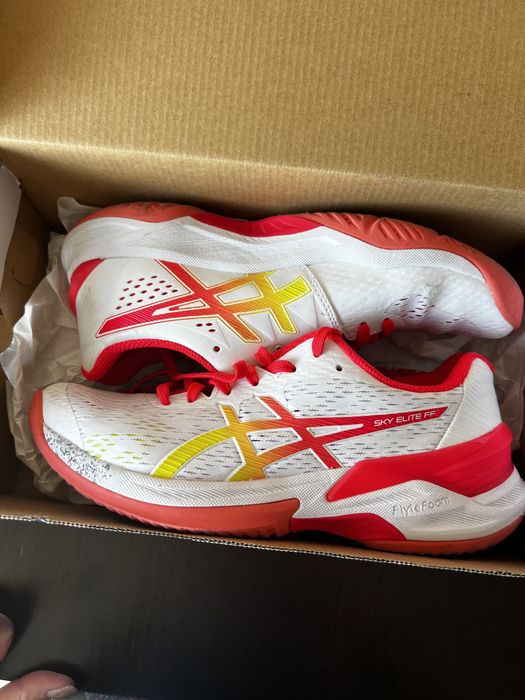 Маратонки Asics,без никакви забележки.Носени са веднъж