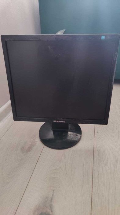 Отдам даром 2 старых рабочих монитора