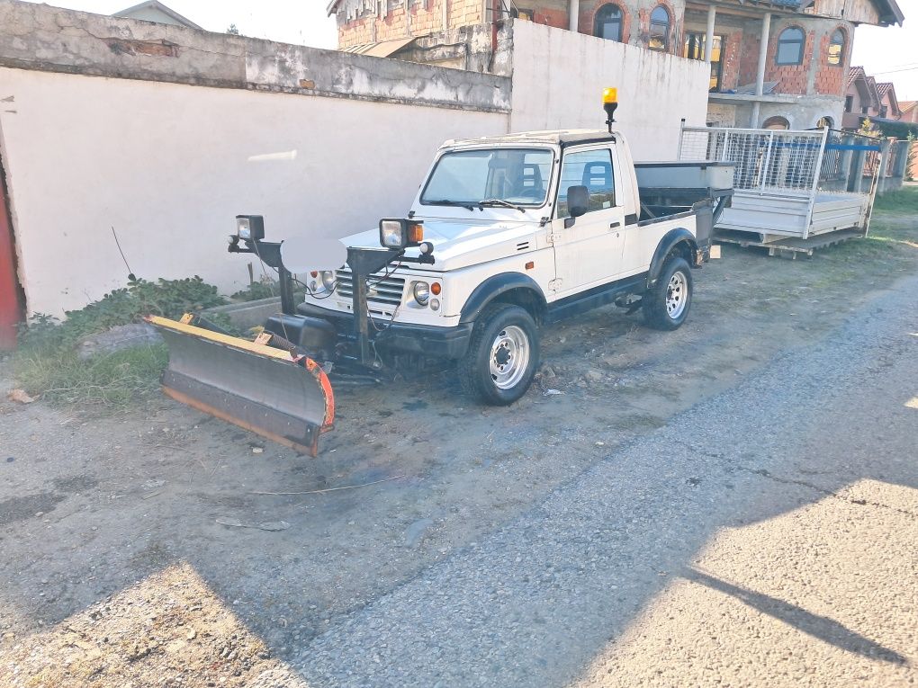 Suzuki Samurai cu Lama de Zapada Si Sararita