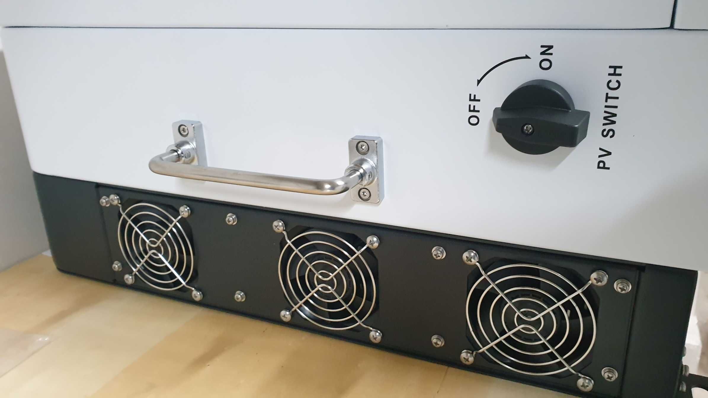 Хибриден соларен инвертор 12 000 W IP65 мостра