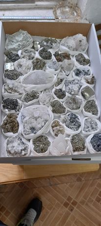 Кутии с различни видове кристали от Родопите