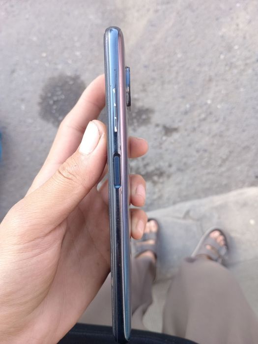 Poco x3 pro 6+2 128 abyi shihsasida ozgina chizigi bor boshqa aybi yoq