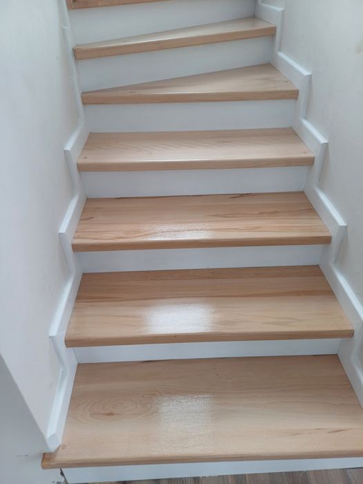 Scări din lemn masiv și usi de interior