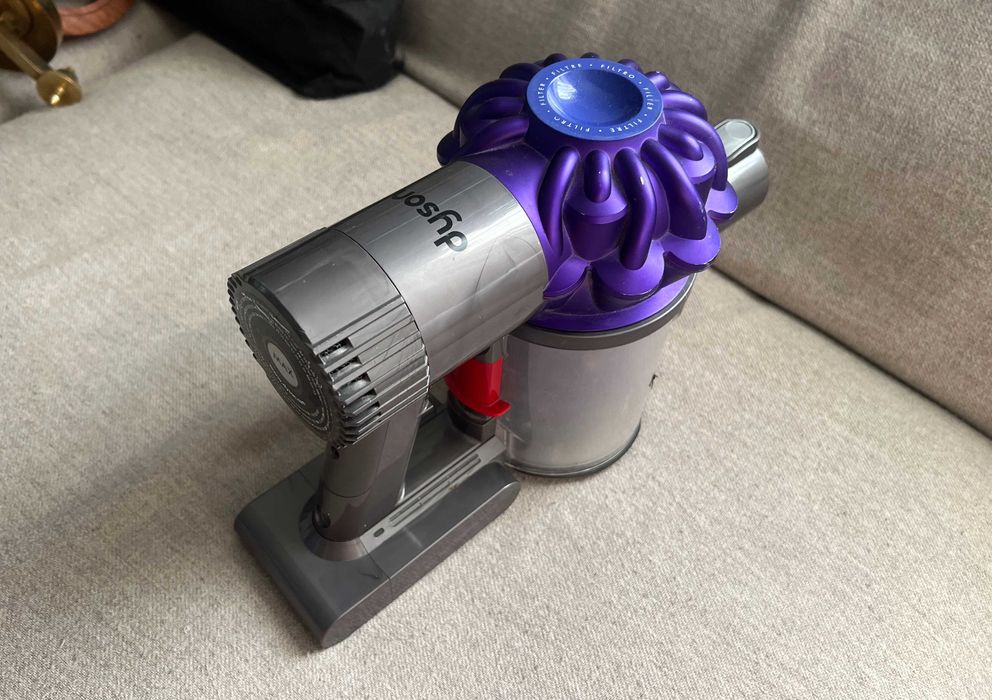 Aspirator Dyson V6 SV03 portabil, functional, baterie buna, fara kit