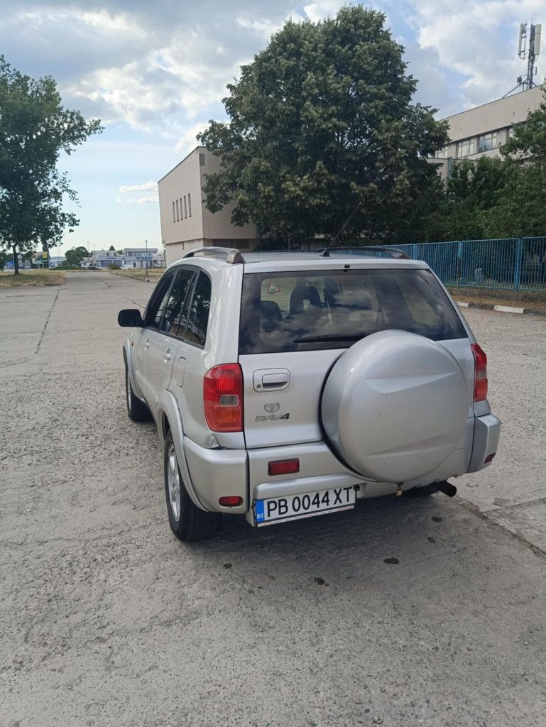 Продавам Тойота Рав 4