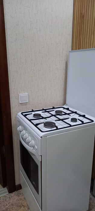 Продам   б/ у   газ.плиту  ,   кушетку  массажную