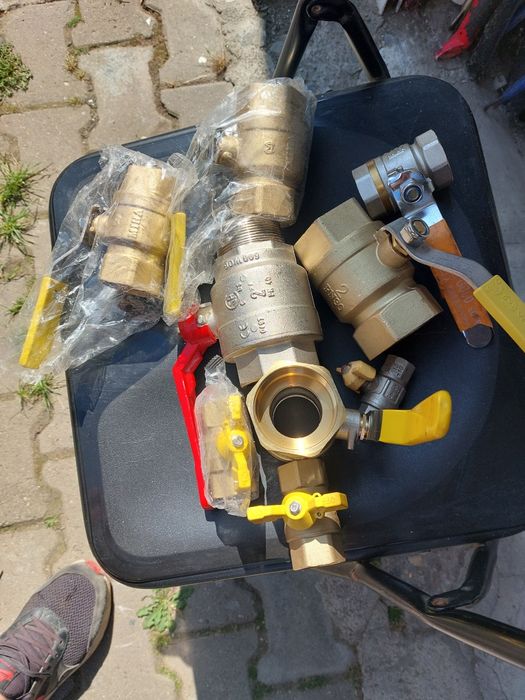 Vând robineți de apa și gaz