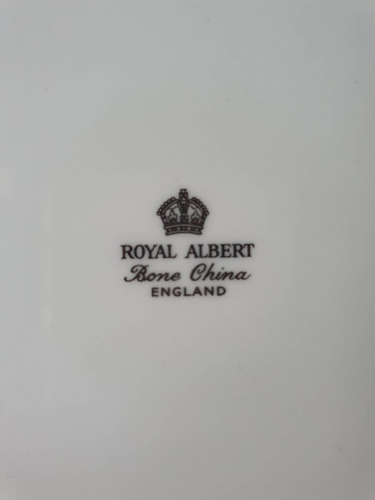 Royal Albert -английски костен порцелан