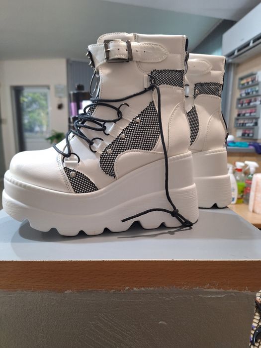 Боти със платформа бяло с черно