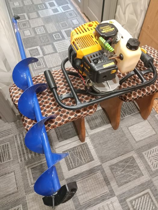 Продам мотобур снАмр io N  A G352.   со шнеком