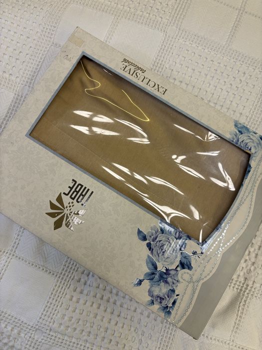 Красивая Скатерть с вышивко размер 160 на 200 новая в упаковке Турция