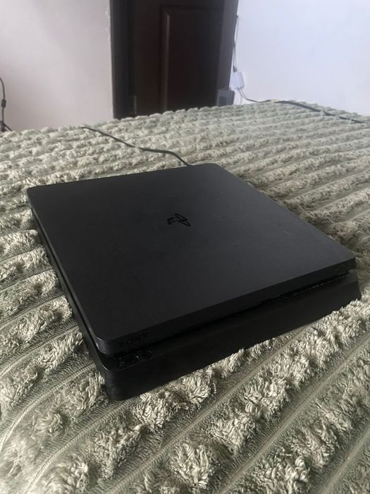 Vând sau schimb PS 4 slim de 1 TB