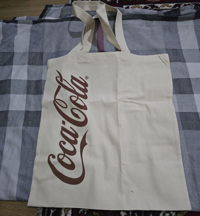 Shopper. Coca cola logosi bilan