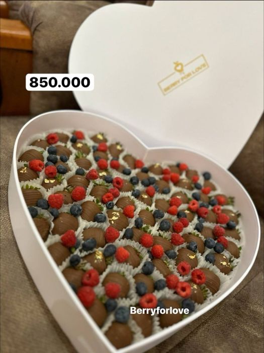 Клубника малина банан ягоды в шоколаде