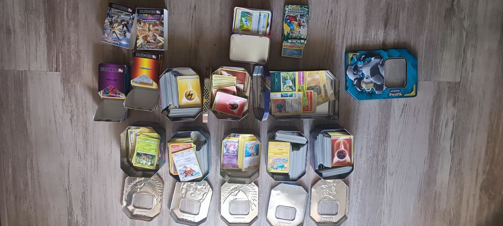 Colectie carti pokemon si cutii de metal