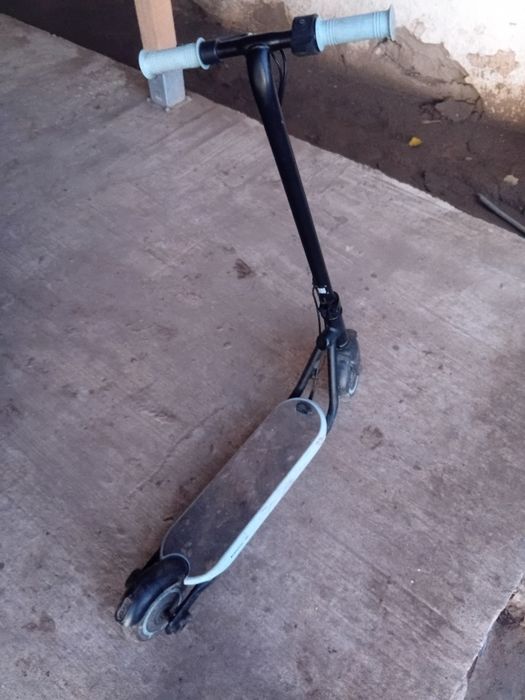 Aceatsta este o trotineta electrica xsd 100 e, prinde intre 15 si 20