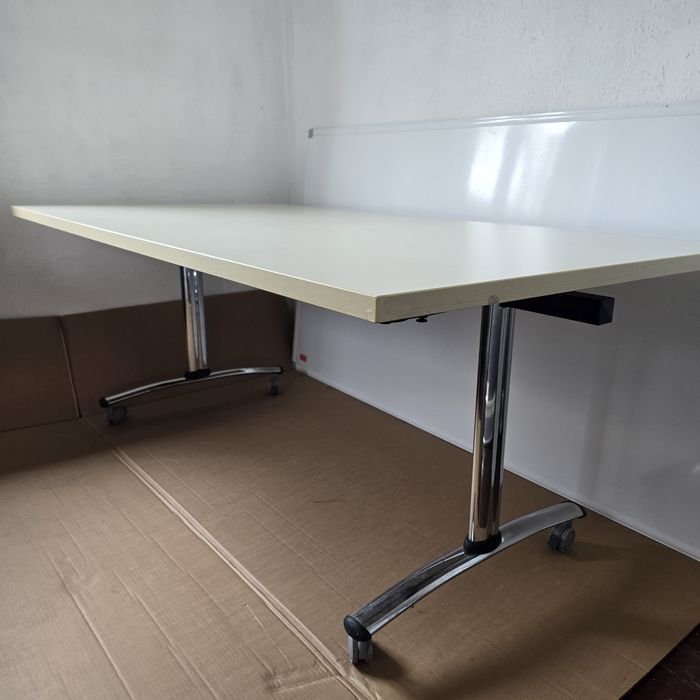 Masă de conferință pe roți cu blat rabatabil pt birou/evenimente