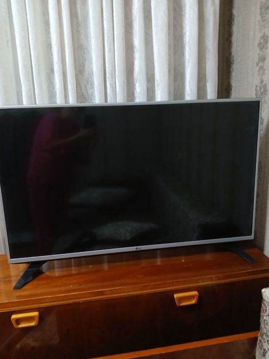 Продается LG телевизор 43 диагональ .