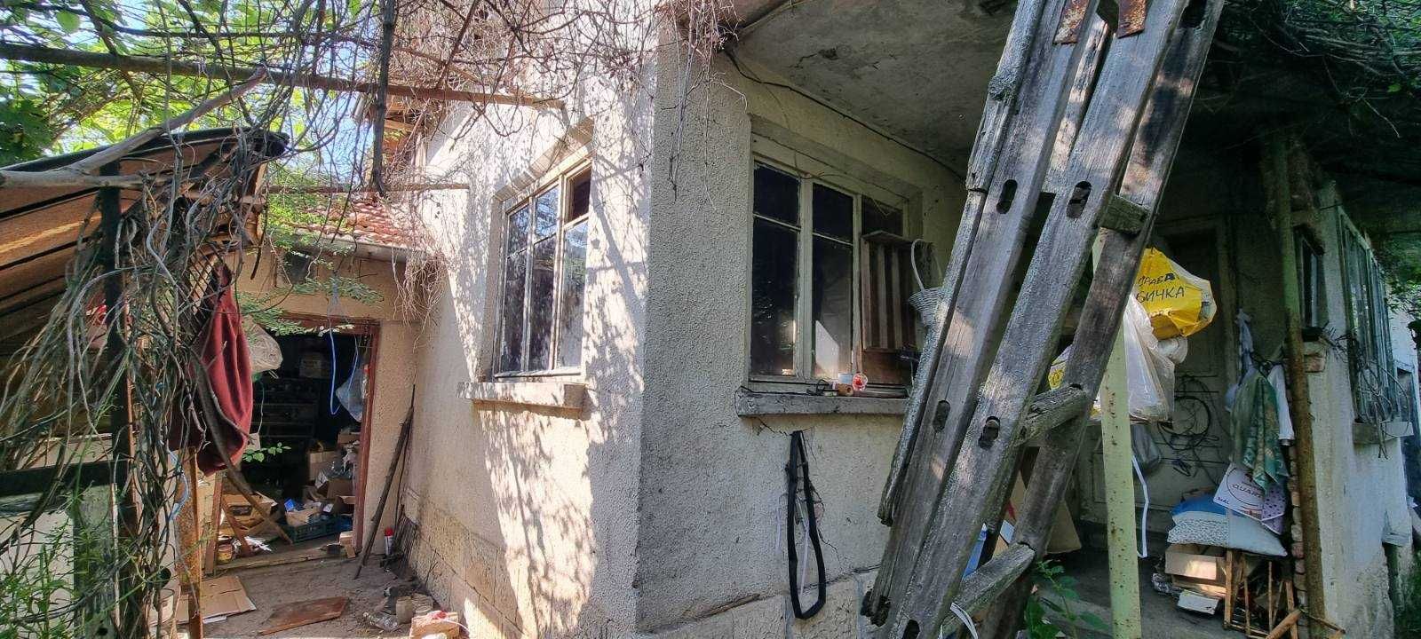 360-Продава се двуетажна масивна вила в местността "Обзор"