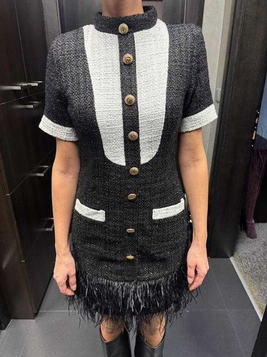 Туид рокля със естествени пера