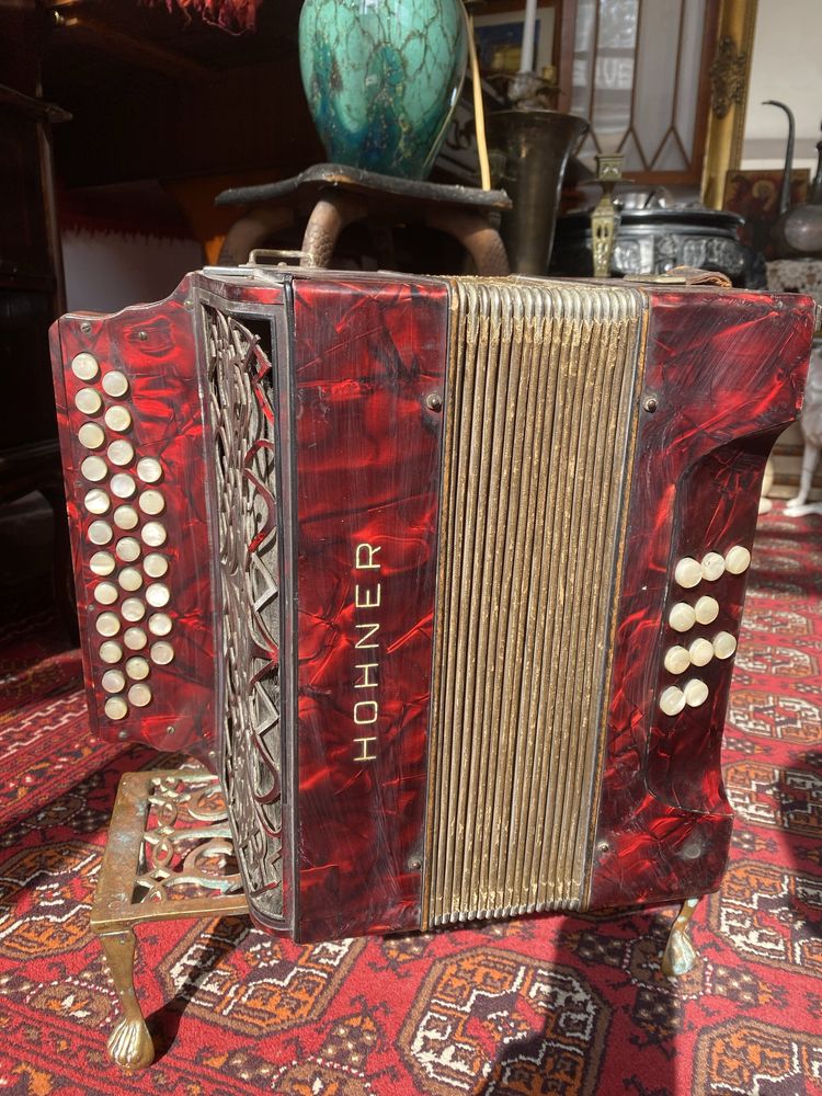 Акордеон Hohner Victoria антика седеф бутони